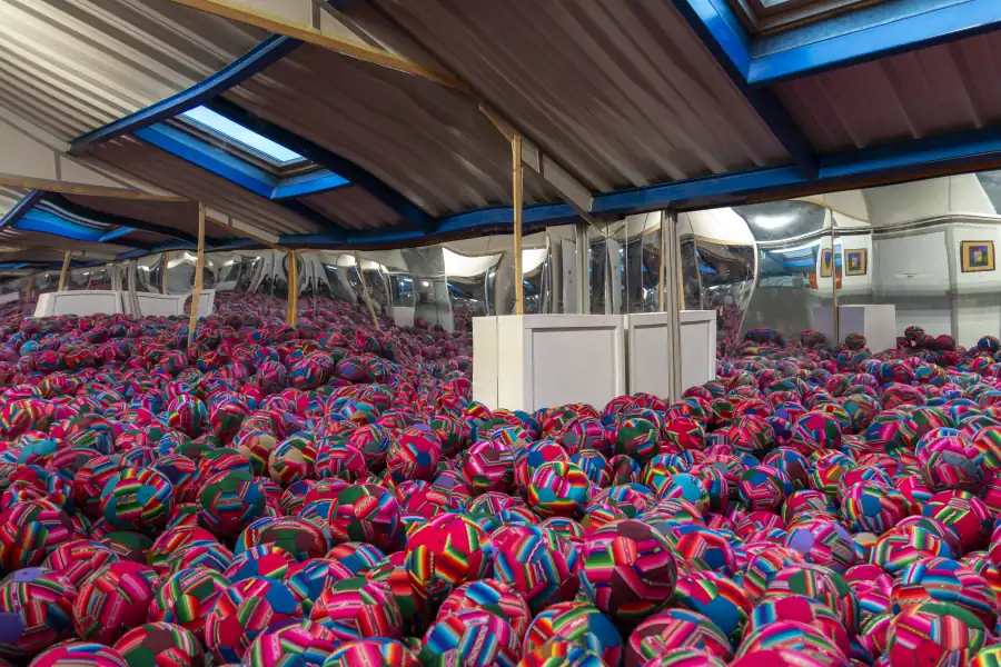 L’installation de Gastón Ugalde : une salle entière remplie de ballons tissés colorés